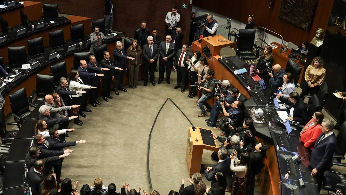 Toma de protesta de cónsules durante la sesión de la Comisión Permanente en el Senado