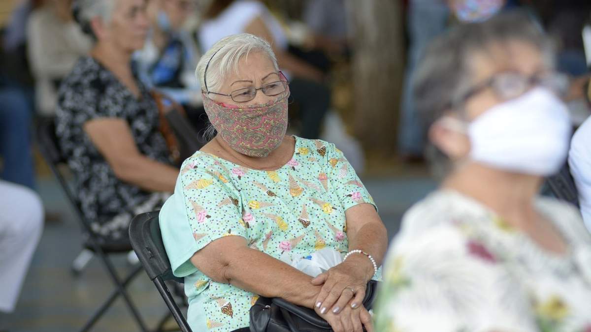 Tercera dosis para adultos mayores se aplicará este mes