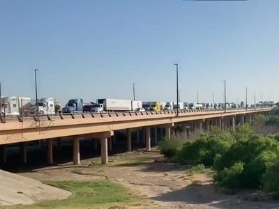Transportistas piden al gobernador de Texas acelerar la revisión de camiones de carga