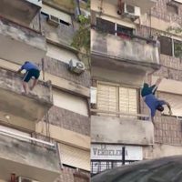 Cayó de un cuarto piso y se salvó tras impactar contra un patrullero