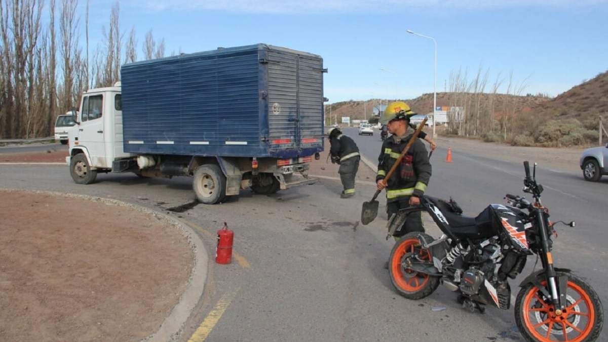 La moto había quedado debajo de la parte media del camión. Fuente (Centenario Digital)