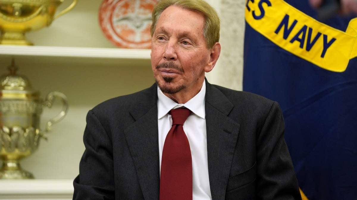 Larry Ellison, presidente y jefe de tecnología de Oracle Corporation, en la Oficina Oval de la Casa Blanca, mientras el presidente Donald Trump firma una orden ejecutiva, el lunes 3 de febrero de 2025, en Washington