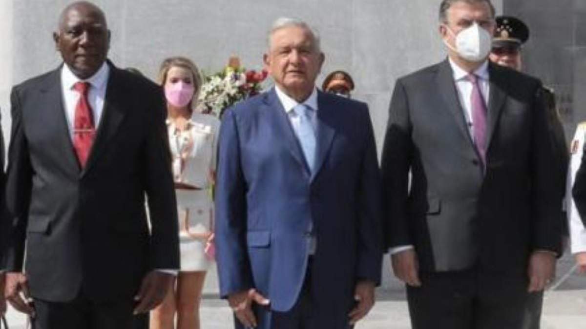 Francesca Stafford aparece atrás del presidente López Obrador y del canciller Ebrard