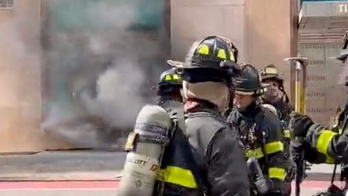 Bomberos realizan labores por el incendio en la tienda Tiffany en la Quinta Avenida de NY