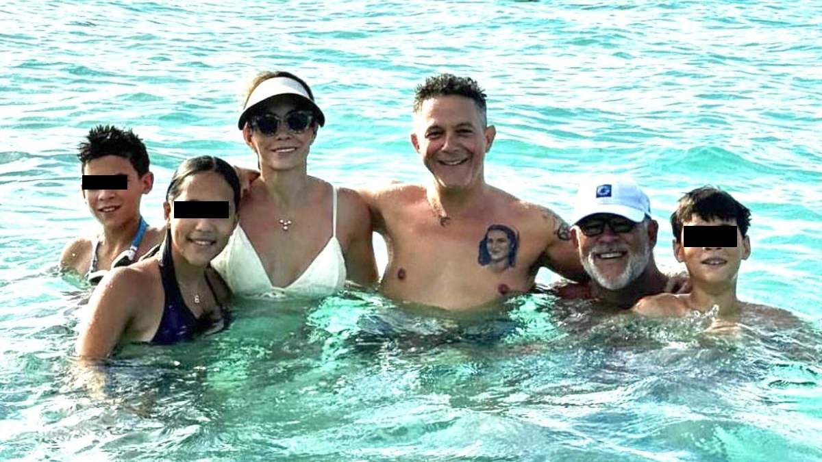 Alejandro Sanz con sus compadres
