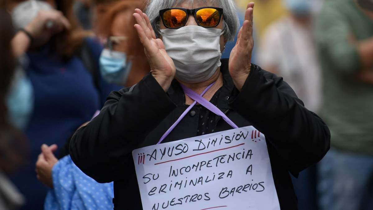 Los habitantes de los barrios afectados apuntan a la presidenta de la Comunidad de Madrid por las medidas que se impondrán. Fuente: (Twitter)