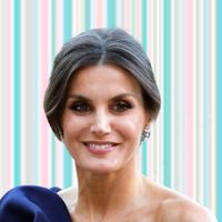 Con un vestido de diseño étnico, la Reina Letizia dio cátedra de moda a su regreso de Latinoamérica