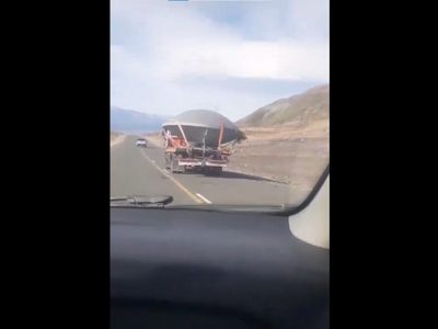 El misterioso gran objeto que era trasladado por un camión en el Norte Neuquino