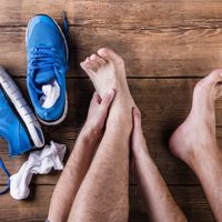 El clásico truco de las abuelas para que las zapatillas nuevas no te lastimen: necesitás broches y algodón