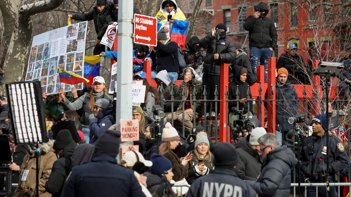 Manifestantes protestan frente al Tribunal Federal de Manhattan antes de la comparecencia del presidente venezolano Nicolás Maduro, el lunes 5 de enero de 2026, en Nueva York