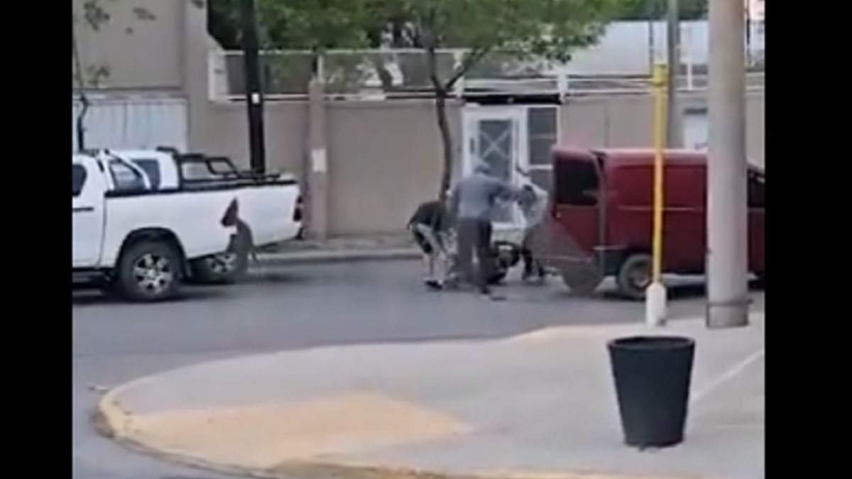 Momento del brutal ataque a Cristian Gabriel López. Fuente (captura de video)