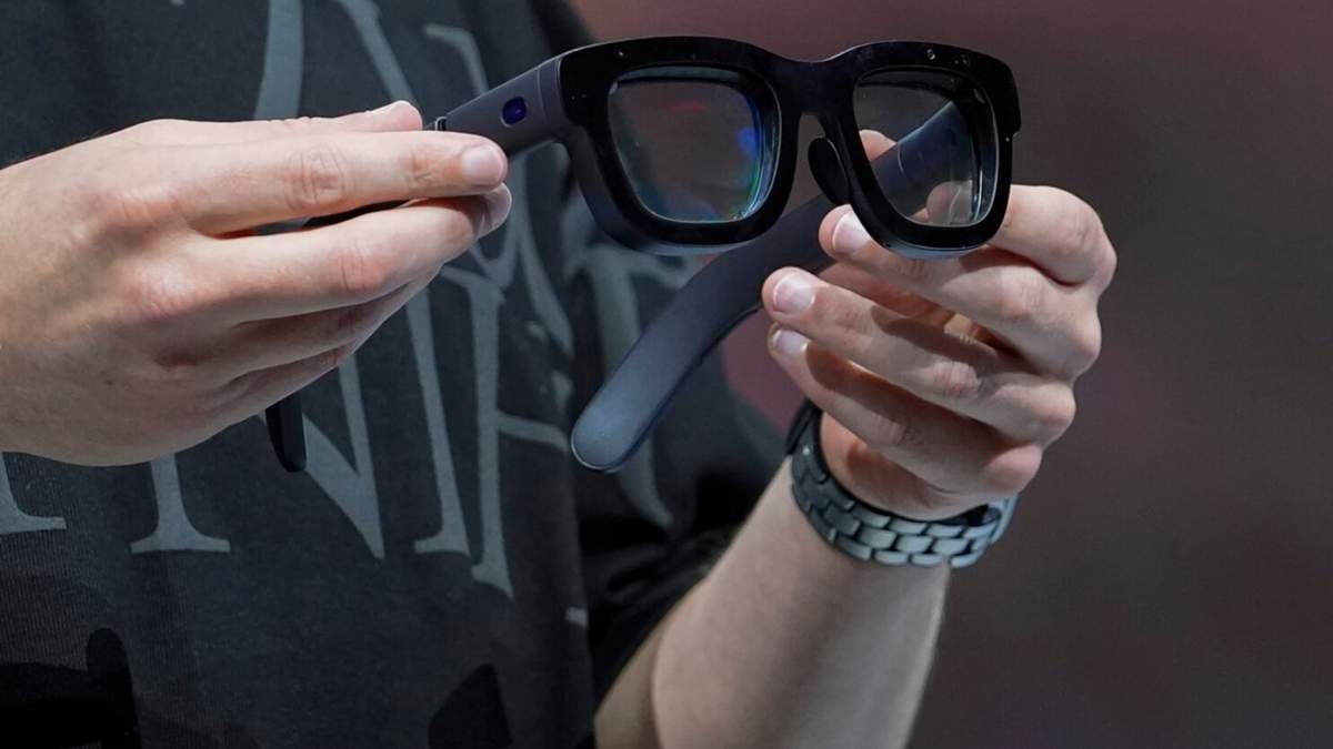 Mark Zuckerberg sostiene un par de gafas Orion AR durante la conferencia Meta Connect, el 25 de septiembre de 2024, en Menlo Park, California
