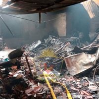 Un incendio destruyó de manera total un depósito en el barrio Santa Genoveva