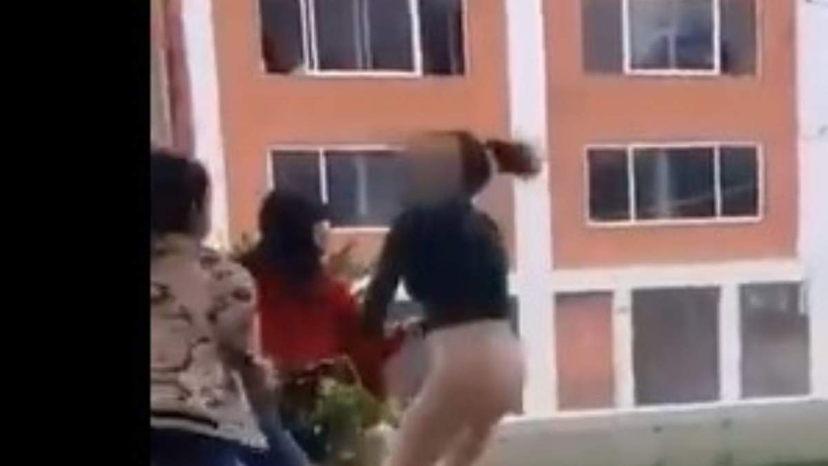 Paola M fue expuesta en un video donde ataca a golpes a una mujer, presuntamente a principios de 2022, en un centro comercial de Cuernavaca