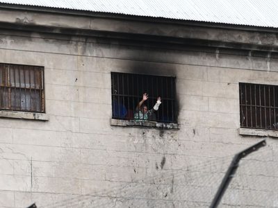 "Somos humanos, no animales": motín en una comisaría por presunto preso con coronavirus
