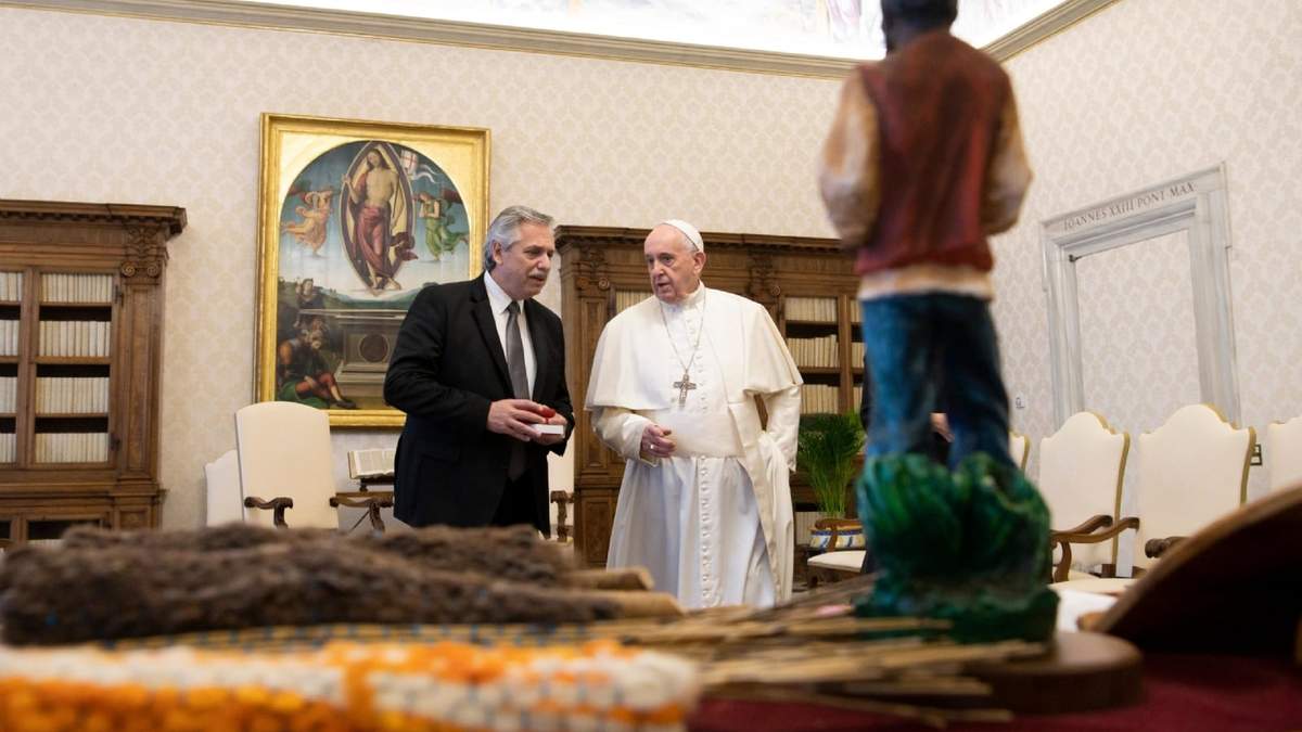 Alberto Fernández junto al Papa Francisco. Fuente: (Twitter)
