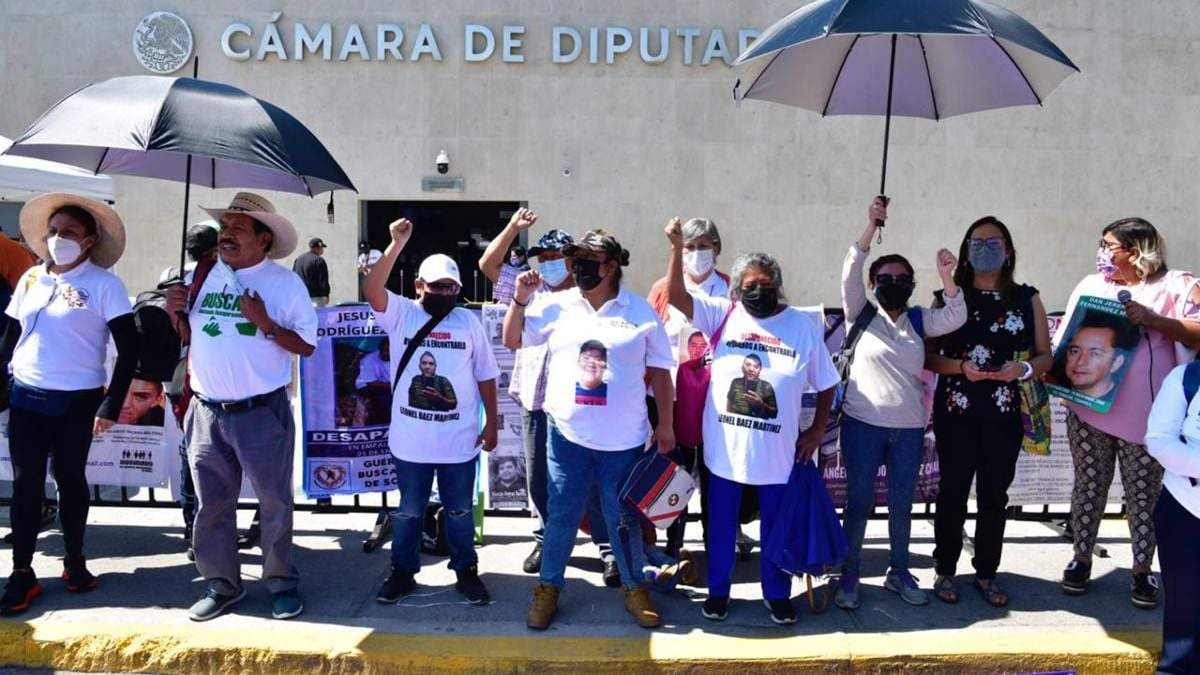 Protesta del Movimiento Nacional por Nuestros Desaparecidos en México en San Lázaro