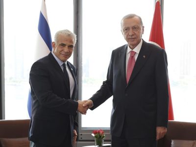 Excepcional reunión de premier israelí con presidente turco