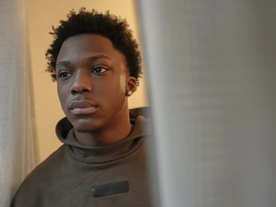 La policía de NY se disculpa por acusar falsamente a un joven de 15 años de disparar en un desfile