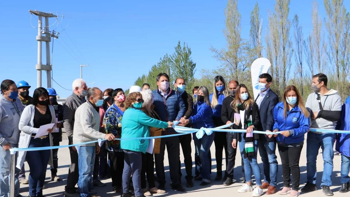 Autoridades y vecinos inauguran la calle Saavedra. Fuente: (Twitter)