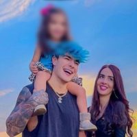 El influencer Carlos Feria es exhibido violentando a su esposa e hija; será investigado