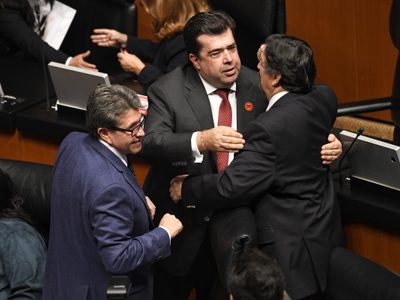 Líder sindical de CATEM rinde protesta como senador de Morena entre descontento de la CTM