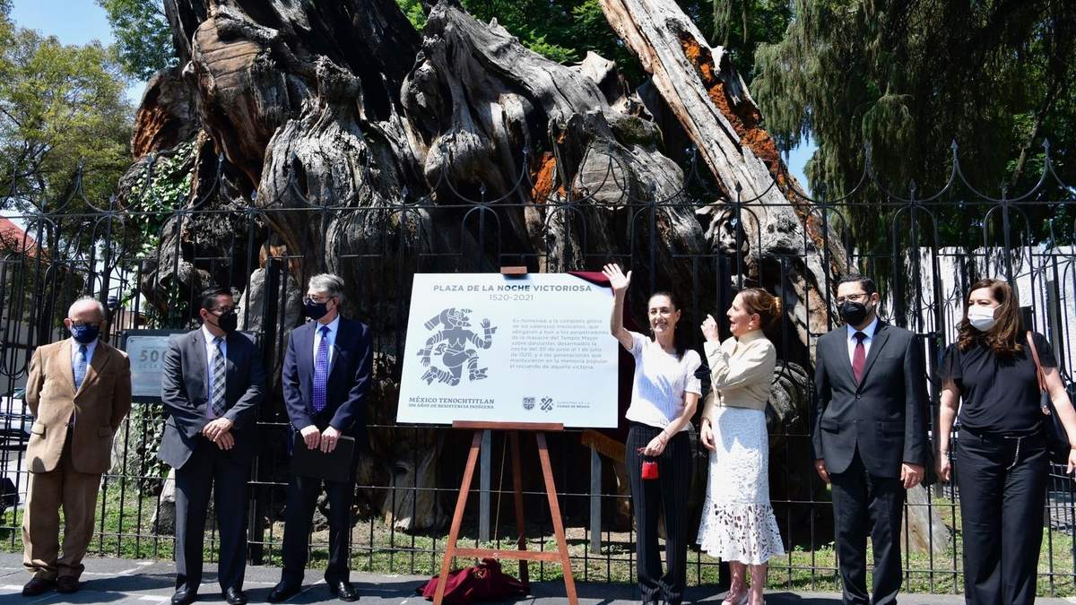 Claudia Sheinbaum y Beatriz Gutiérrez Müller en el rebautizo del "Árbol de la Noche Triste"