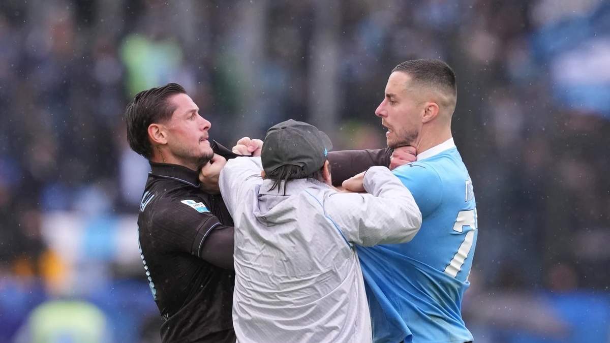 Napoli vence 2-0 a la Lazio, pero el partido acaba en caos con tres tarjetas rojas