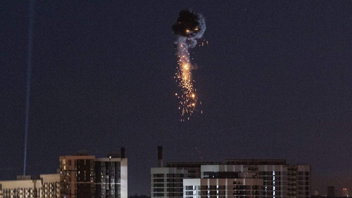Los sistemas antiaéreos ucranianos interceptan un dron Shahed en pleno vuelo durante un ataque ruso sobre la capital, Kiev