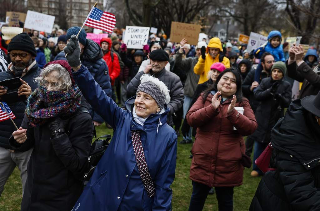 Cientos de manifestantes se reúnen en Cambridge Common durante una manifestación en el parque histórico de Cambridge, Massachusetts, pidiendo a la Universidad de Harvard que resista lo que los organizadores describieron como intentos del presidente Trump de influir en la institución