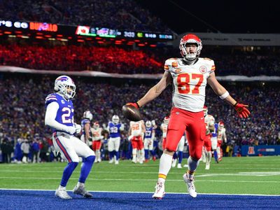 Kelce anota dos veces y Chiefs derrotan 27-24 a Bills para enfrentar a Ravens