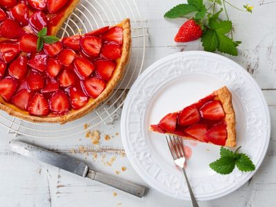 Probá esta receta de tarta de frutillas sin horno: se hace en 10 minutos y con un solo huevo
