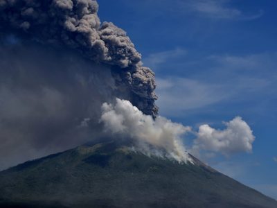 Gran erupción de un volcán en Indonesia: más de 2.700 evacuados