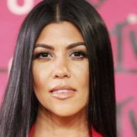¡Qué frialdad! Kourtney Kardashian ostentó con un viaje mientras el país homenajea a sus víctimas