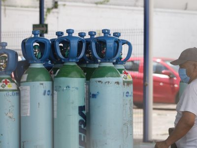 Urgen no usar oxígeno industrial en personas con covid-19: daña los pulmones