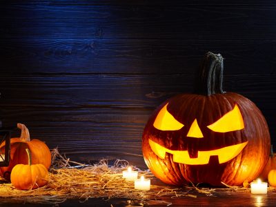 Con una bolsa negra y un trozo de papel de aluminio, hacé esta tenebrosa decoración para Halloween
