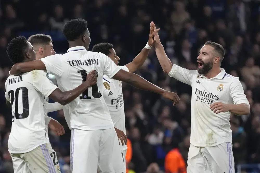 Rodrygo, del Real Madrid, celebra con sus compañeros después de marcar un gol a Chelsea en el partido de vuelta de los cuartos de final de la Liga de Campeones