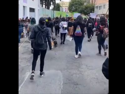 Mujeres salen a las calles para exigir la despenalización del aborto en Edomex