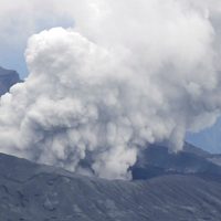 Increíble video desde Japón: el volcán Monte Aso entró en erupción y decenas tuvieron que correr