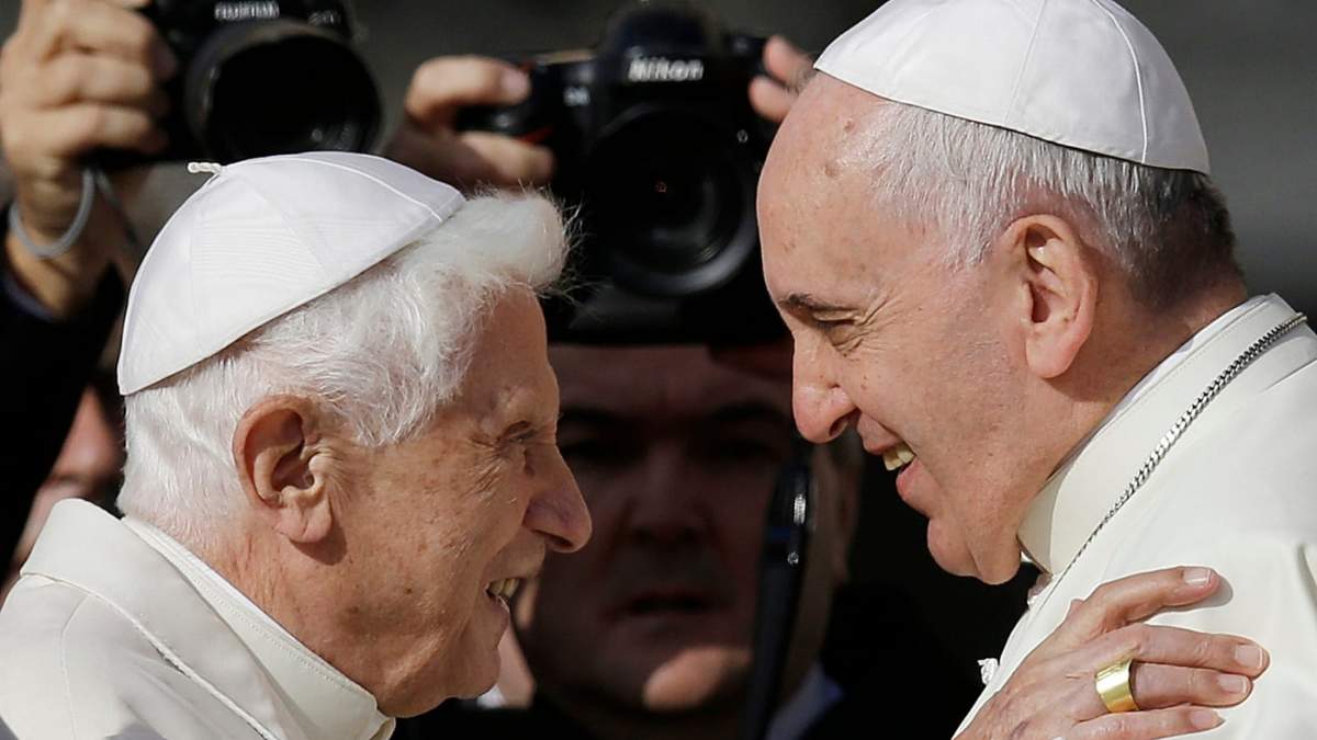 El Papa Francisco, a la derecha, abraza al papa emérito Benedicto XVI antes del inicio de un encuentro con fieles ancianos en la plaza de San Pedro del Vaticano, el 28 de septiembre de 2014