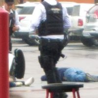 Matan a un hombre y lesionan a su acompañante afuera del Costco de Cumbres en Monterrey (Video)
