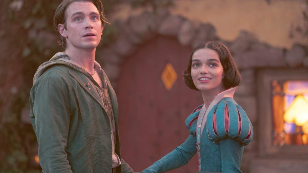 Esta imagen publicada por Disney muestra a Andrew Burnap y Rachel Zegler en una escena de "Blancanieves"
