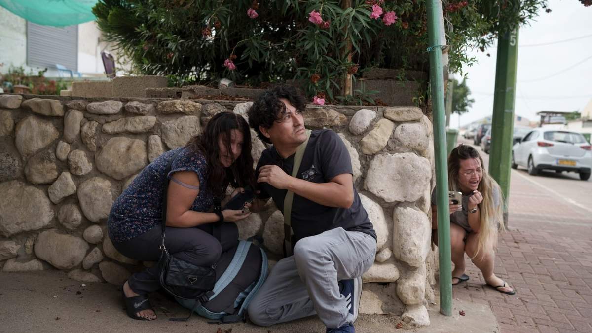 Los israelíes se protegen del lanzamiento de cohetes desde la Franja de Gaza en Ashkelon, en el sur de Israel