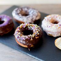 No vas a pasar más por la panadería cuando hagas esta receta de donas caseras: el secreto para que sean perfectas