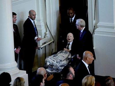 Expresidente de EU Jimmy Carter da último adiós a su esposa Rosalynn