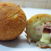 Bombas de papa full queso y jamón: la receta que necesitás para cerrar el día con una rica y rápida comida