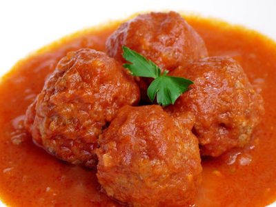 Albóndigas en salsa roja y con full queso: la receta bomba que vas a querer disfrutar bien calentita en casa