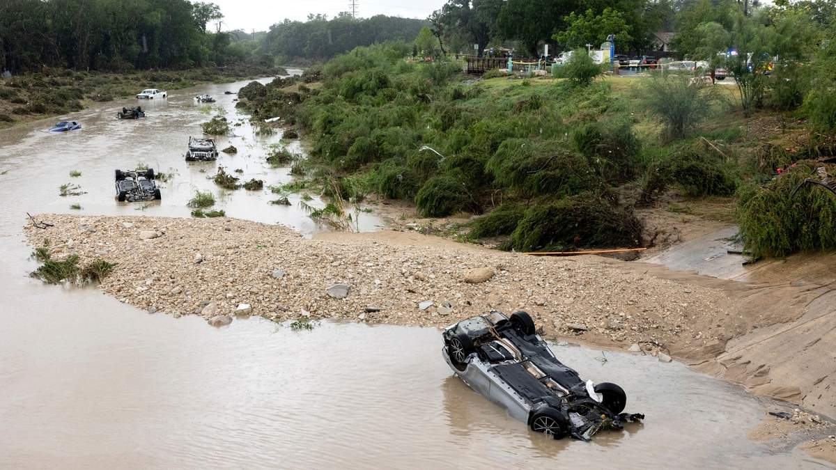 Vehículos dañados por inundaciones en San Antonio, Texas