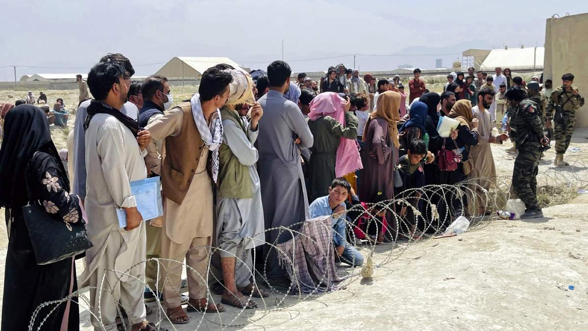 Afganos y afganas esperaban para entrar en el aeropuerto de Kabul y abordar uno de los aviones hacia el exterior del país. Fuente: (Twitter)