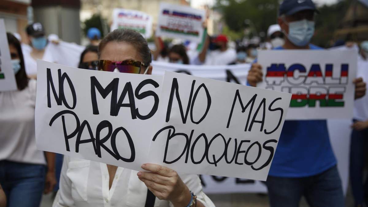 Manifestantes participan en la marcha contra el paro en Colombia. Fuente: (Twitter)